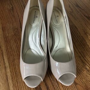 Bandolino Cream Peep Toe Patent Heels